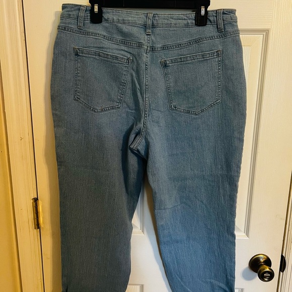 No Boundaries Light Wash Croppd Jeans - Picture 3 of 4